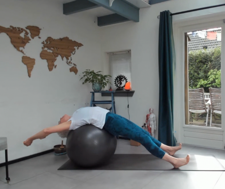 Rugoefeningen_fitbal_yoga_challenge Rugoefeningen_fitbal_yoga_challenge